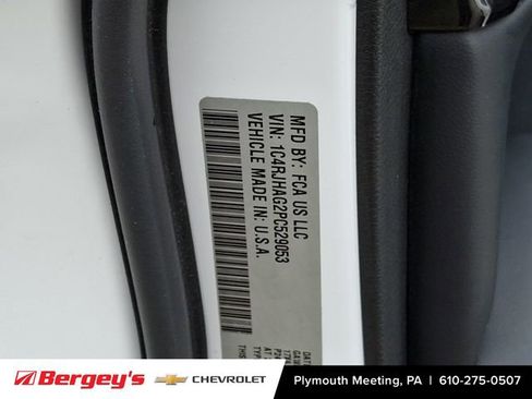 Used 2023 Jeep Grand Cherokee Laredo AWD/4WD image 29