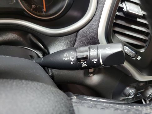 Used 2018 Jeep Cherokee Latitude Plus image 33