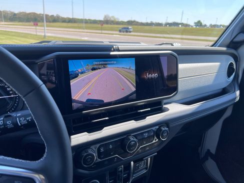 Certified 2025 Jeep Wrangler Sahara w/ Safety Group image 24