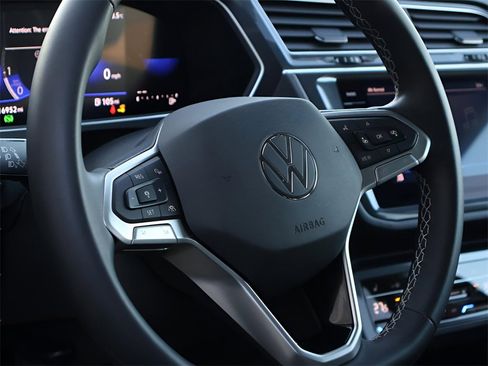 Used 2024 Volkswagen Tiguan SE image 20