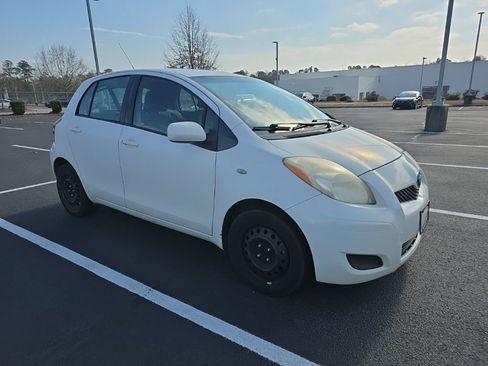 Used 2010 Toyota Yaris 4-Door Hatchback image 10