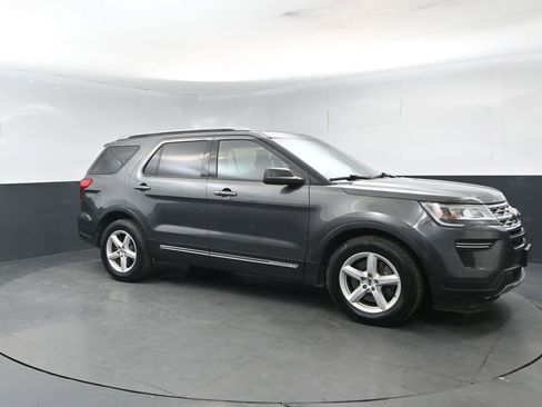 Used 2018 Ford Explorer XLT image 7