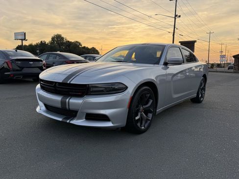 Used 2019 Dodge Charger SXT w/ Plus Group RWD image 3
