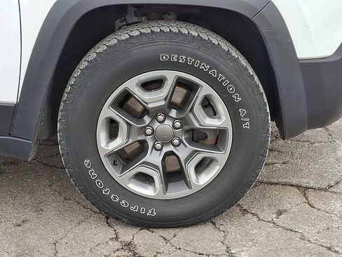 Used 2019 Jeep Cherokee Trailhawk image 10