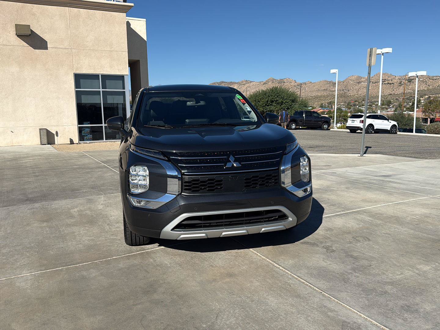 Used 2024 Mitsubishi Outlander FWD image 3