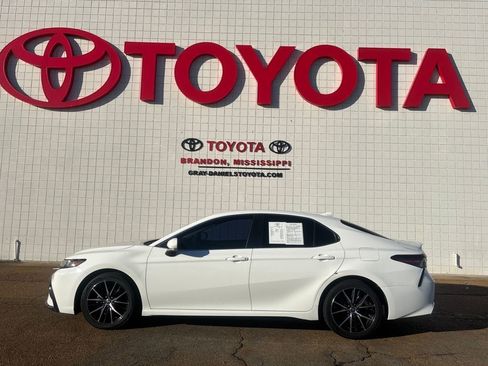 Used 2024 Toyota Camry SE image 2
