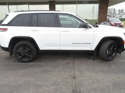 Used 2023 Jeep Grand Cherokee Limited w/ Black Appearance Package AWD/4WD image 1