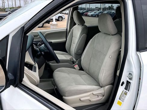 Used 2020 Toyota Sienna L image 7