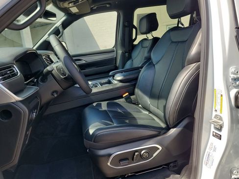 Used 2025 Jeep Wagoneer 2WD w/ Premium Group I image 15