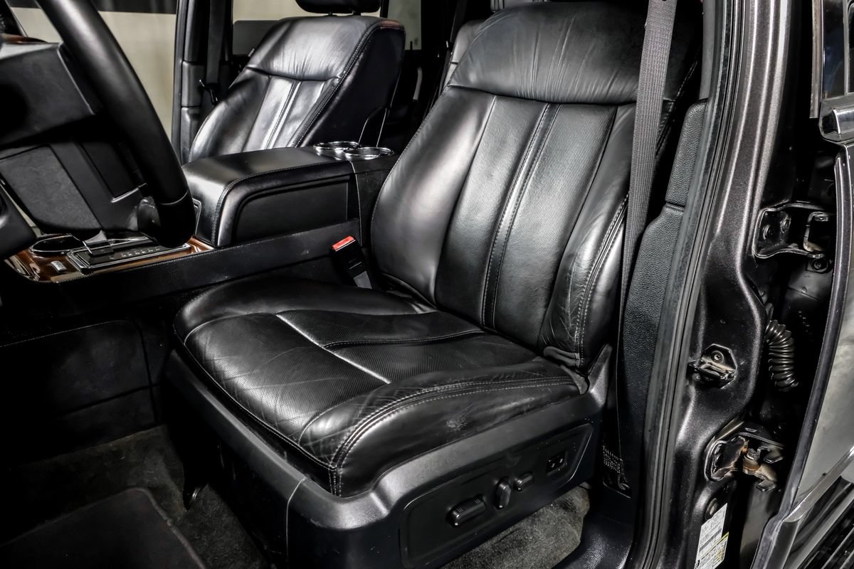 Used 2016 Lincoln Navigator Select RWD image 28