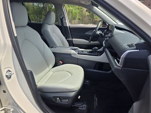 Used 2024 Toyota Grand Highlander XLE FWD image 19