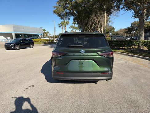 Used 2024 Toyota Sienna XLE image 4