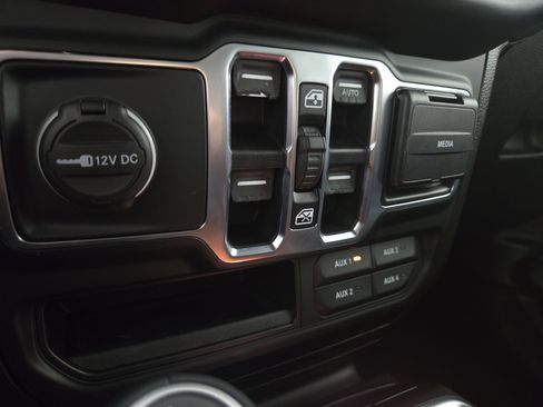 Used 2019 Jeep Wrangler Unlimited Sahara AWD/4WD image 29