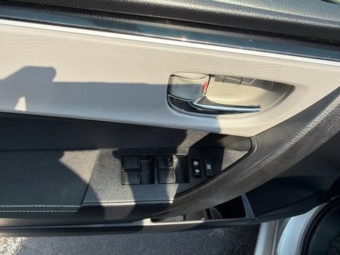 Used 2018 Toyota Corolla LE FWD image 15