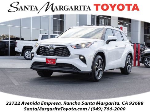 Certified 2025 Toyota Highlander XLE FWD image 1