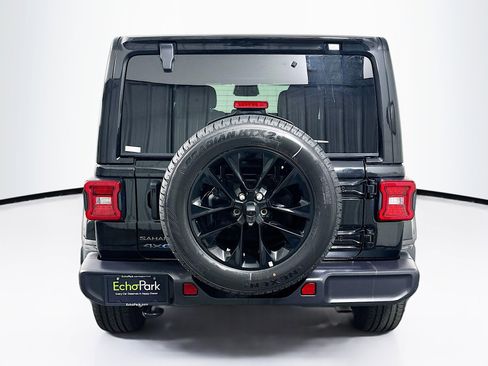 Used 2025 Jeep Wrangler Sahara image 7