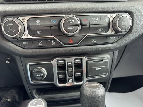 Used 2025 Jeep Gladiator Sport image 15