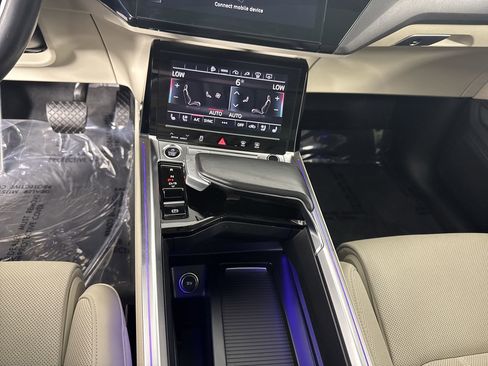 Used 2021 Audi e-tron Prestige w/ Prestige Package AWD/4WD image 23