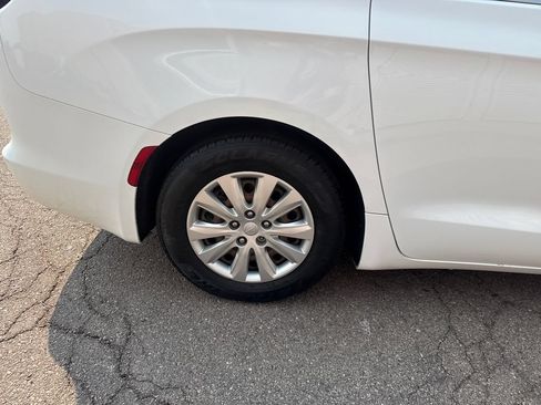 Used 2020 Chrysler Voyager L FWD image 34