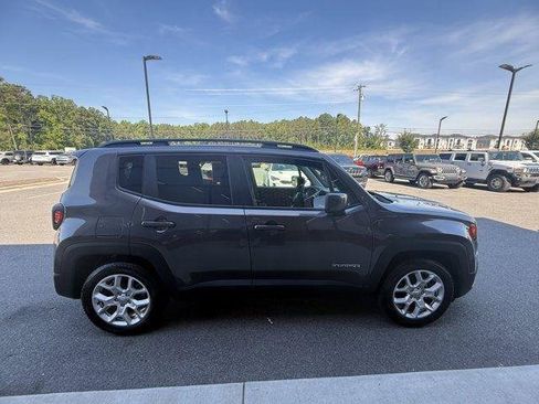 Used 2018 Jeep Renegade Latitude FWD image 8