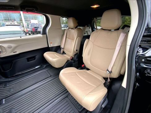 Used 2021 Toyota Sienna Limited image 21