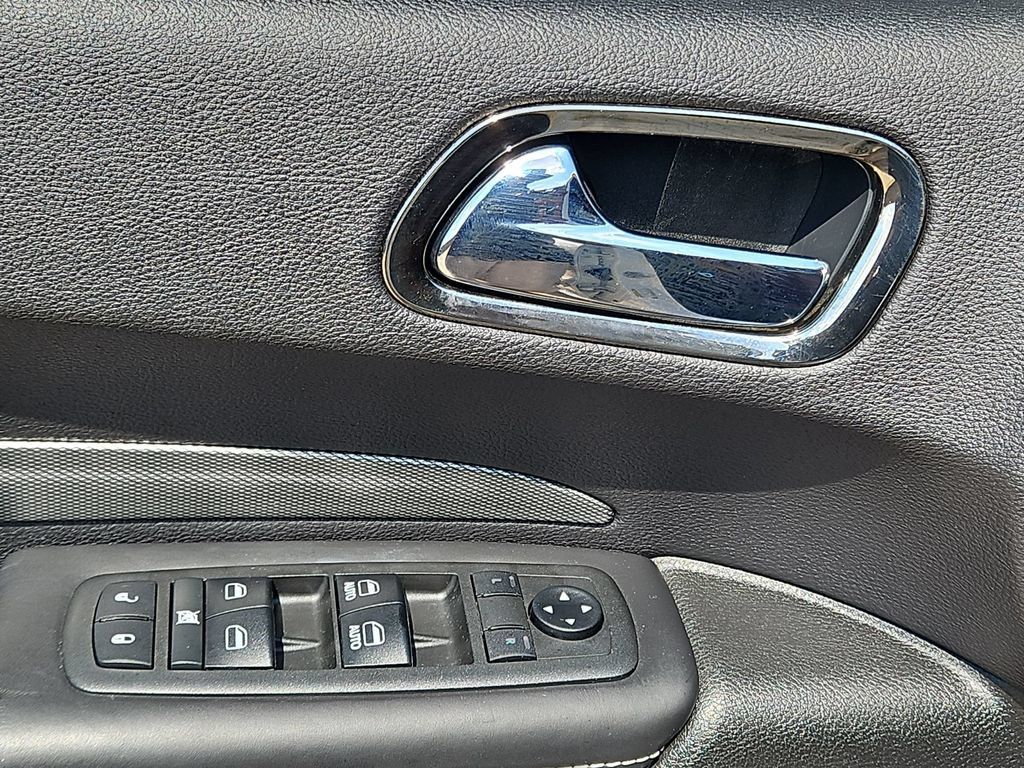 Used 2018 Dodge Durango SRT w/ Technology Group AWD/4WD image 15