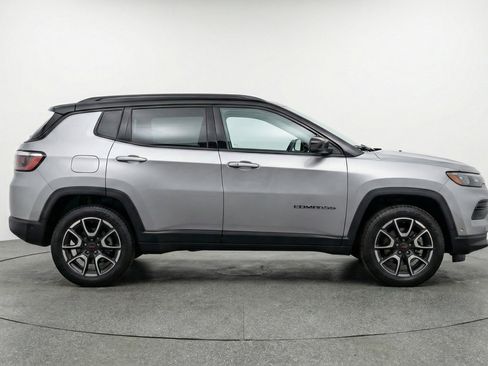 Used 2025 Jeep Compass Trailhawk image 11