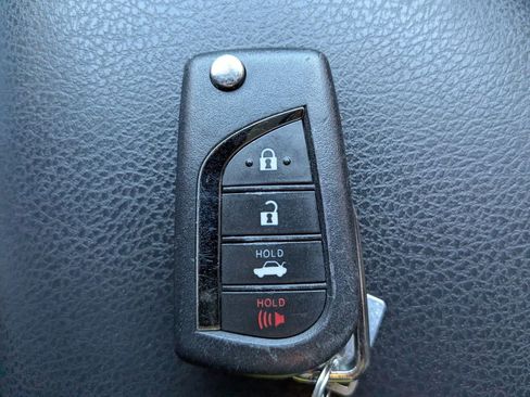 Used 2020 Toyota Camry LE image 27