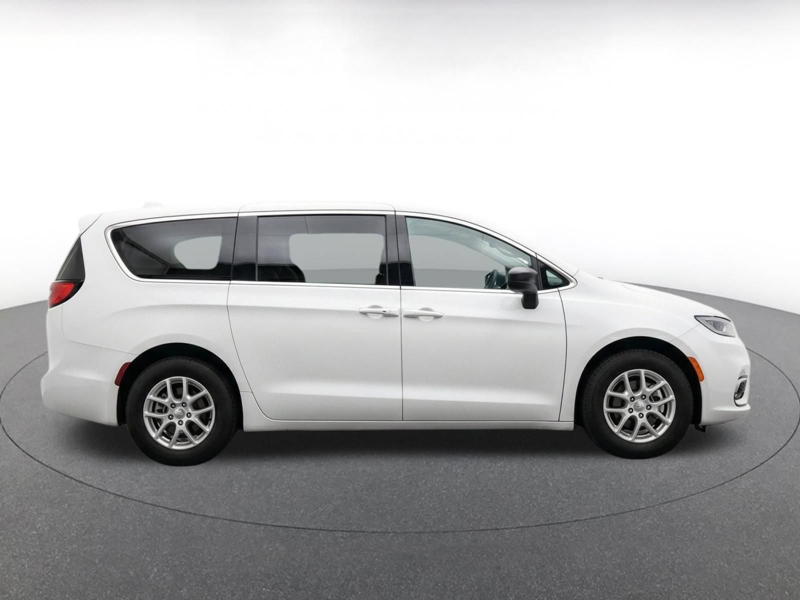 Used 2024 Chrysler Voyager LX FWD image 9