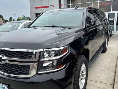 Used 2018 Chevrolet Suburban LT w/ Luxury Package AWD/4WD image 10
