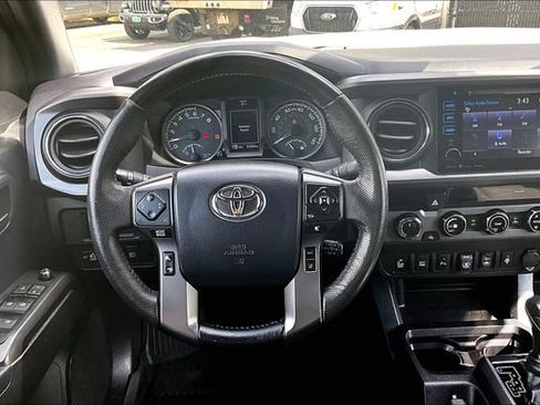 Used 2018 Toyota Tacoma TRD Off-Road w/ Technology Package AWD/4WD image 5
