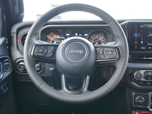 Used 2026 Jeep Wrangler Unlimited Rubicon AWD/4WD image 16