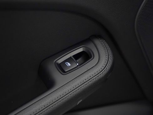 Certified 2025 Porsche Macan image 16