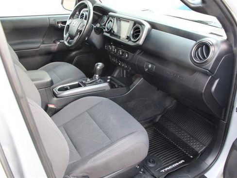 Used 2018 Toyota Tacoma TRD Sport w/ Technology Package AWD/4WD image 17