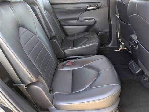 Used 2024 Toyota Highlander XLE image 23