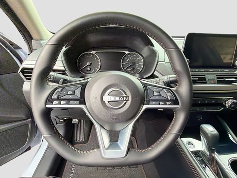 Used 2025 Nissan Altima 2.5 SR FWD image 11