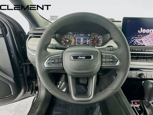 Used 2023 Jeep Compass Limited image 14