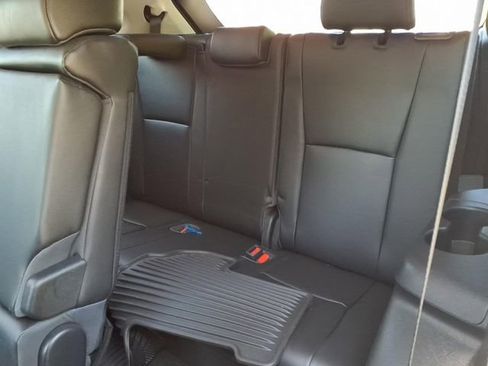 Used 2023 Toyota Highlander XLE AWD/4WD image 11
