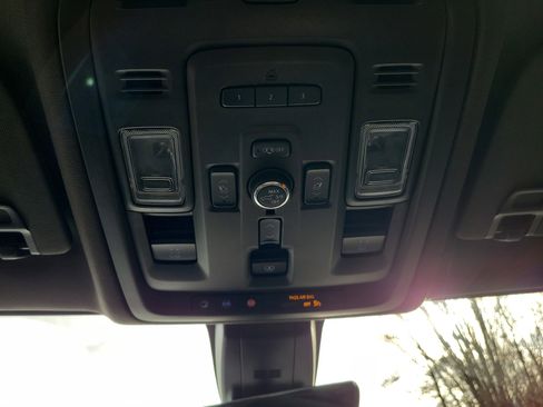 Used 2021 GMC Yukon Denali w/ Denali Premium Package image 28