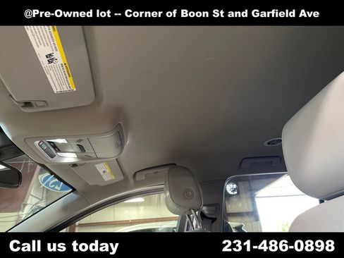 Used 2023 GMC Acadia SLT w/ Preferred Package FWD image 13