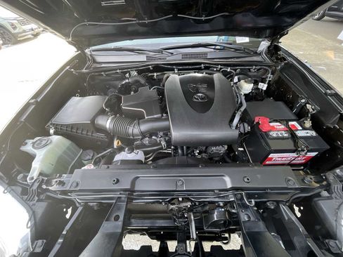 Used 2021 Toyota Tacoma TRD Sport w/ Technology Package image 28