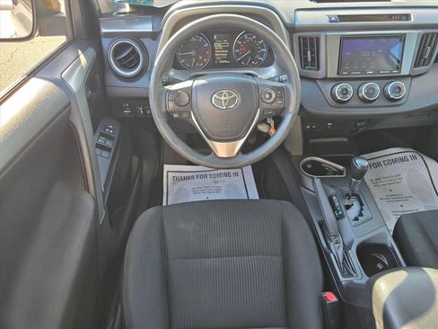 Used 2018 Toyota RAV4 LE FWD image 3