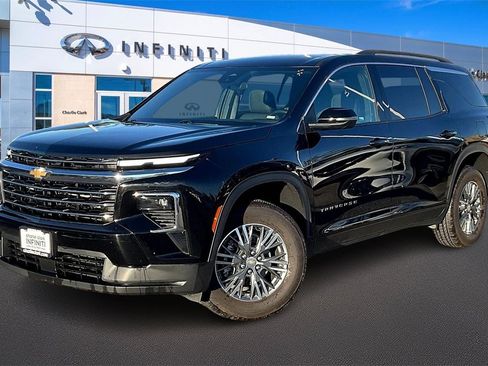 Used 2025 Chevrolet Traverse LT image 1