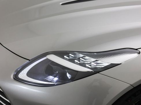 Used 2025 Aston Martin DB12 image 22