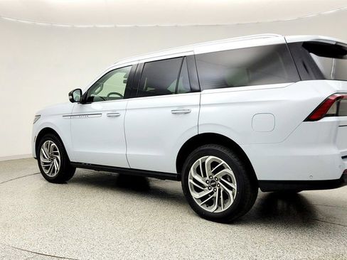 Used 2025 Lincoln Navigator Reserve AWD/4WD image 7
