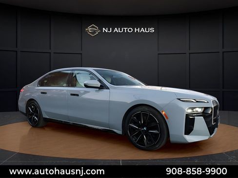 Used 2023 BMW 760i xDrive w/ Luxury Rear Seating Package image 11