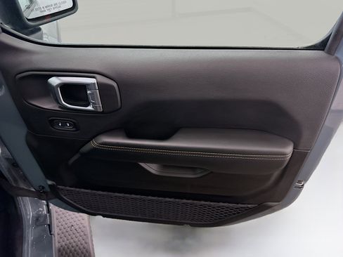 Used 2025 Jeep Wrangler Sahara image 32