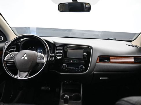 Used 2015 Mitsubishi Outlander SE image 46