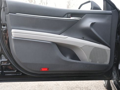 Used 2022 Toyota Camry SE image 14