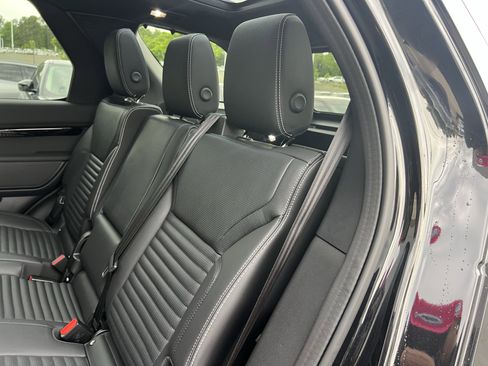 Certified 2025 Land Rover Discovery S AWD/4WD image 34